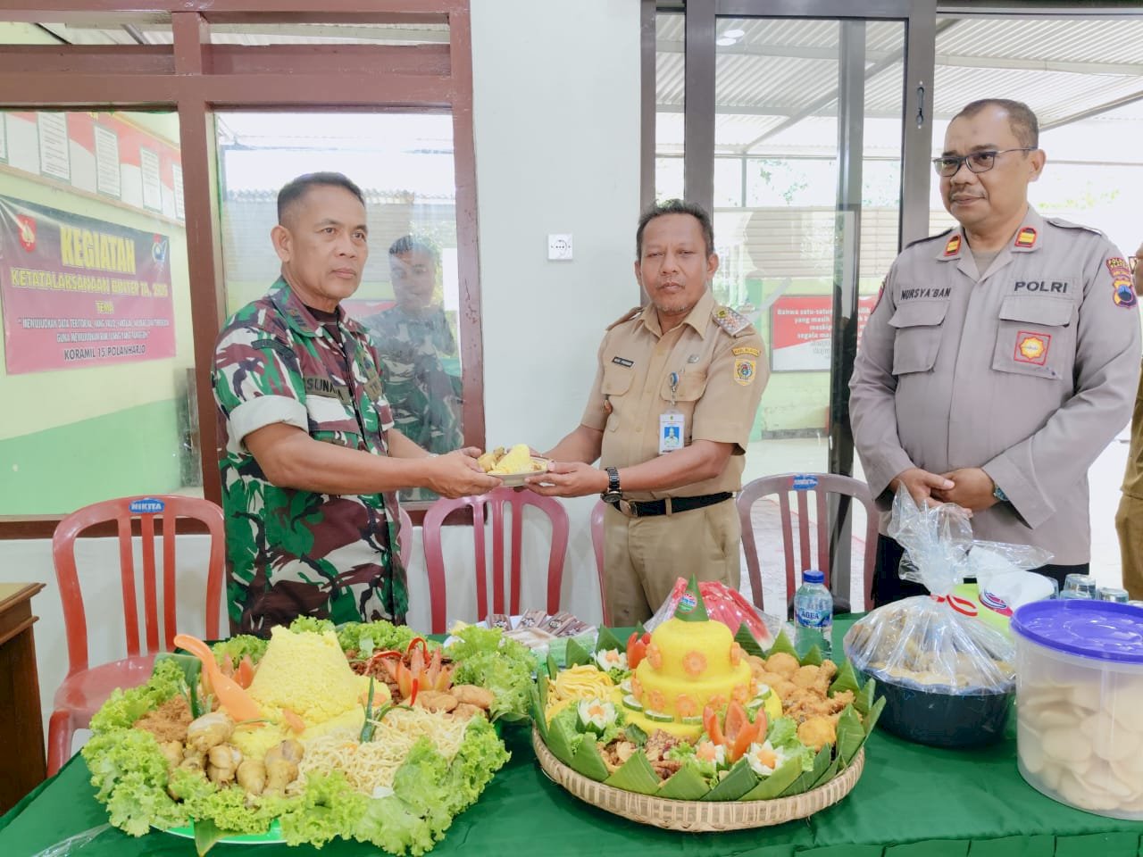   DIRGAHAYU TNI KE-80, KECAMATAN POLANHARJO BERSAMA POLSEK RAYAKAN HUT TNI KE-80 DI MAKORAMIL 0723/15 POLANHARJO DENGAN PENUH KEHANGATAN.
