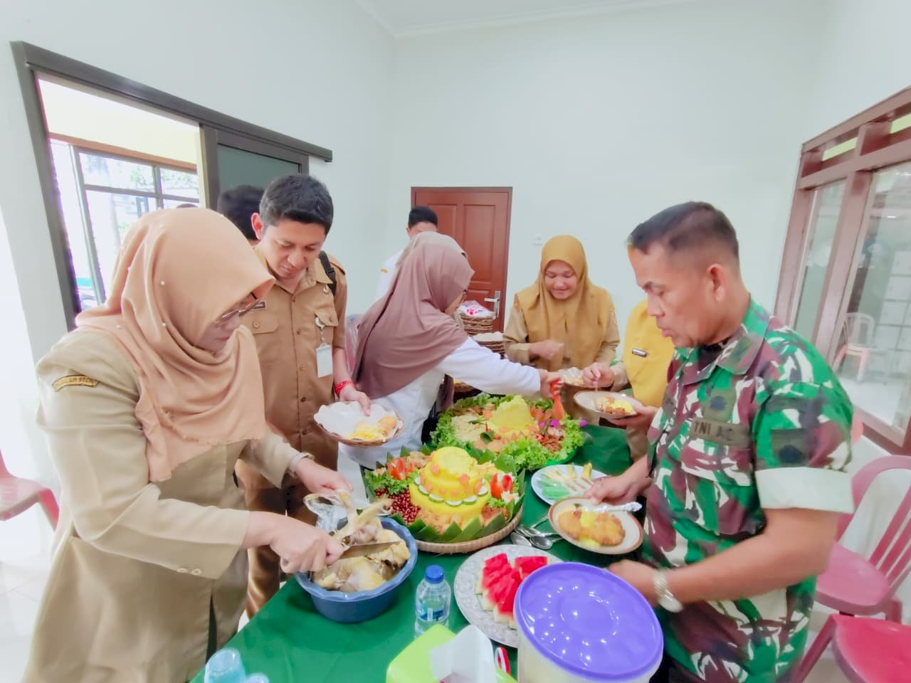   DIRGAHAYU TNI KE-80, KECAMATAN POLANHARJO BERSAMA POLSEK RAYAKAN HUT TNI KE-80 DI MAKORAMIL 0723/15 POLANHARJO DENGAN PENUH KEHANGATAN.