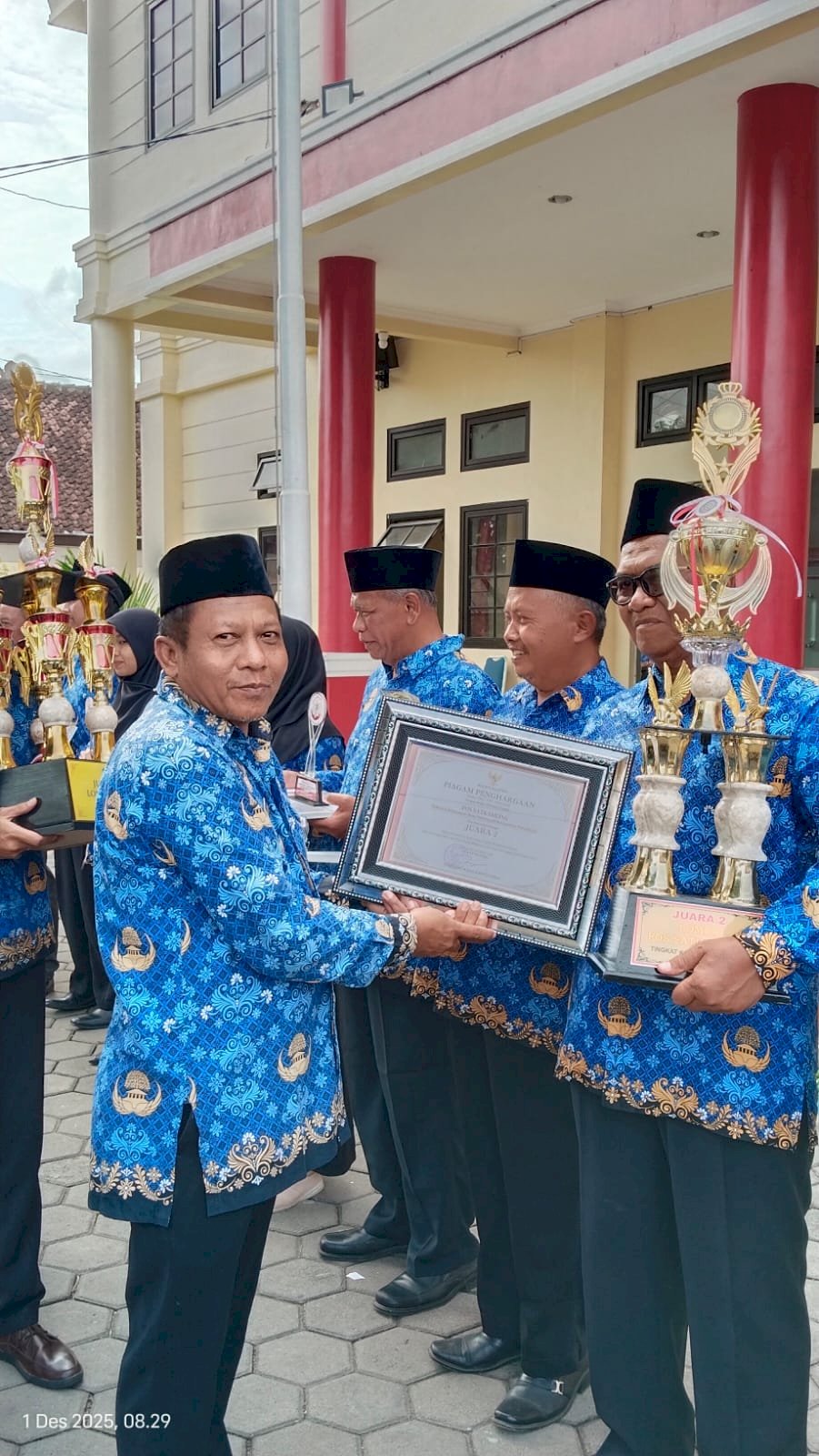 Upacara Peringatan HUT Ke- 54 Tahun KORPRI Tahun 2025 Tingkat Kecamatan Polanharjo dilanjutkan Penyampaian Penghargaan