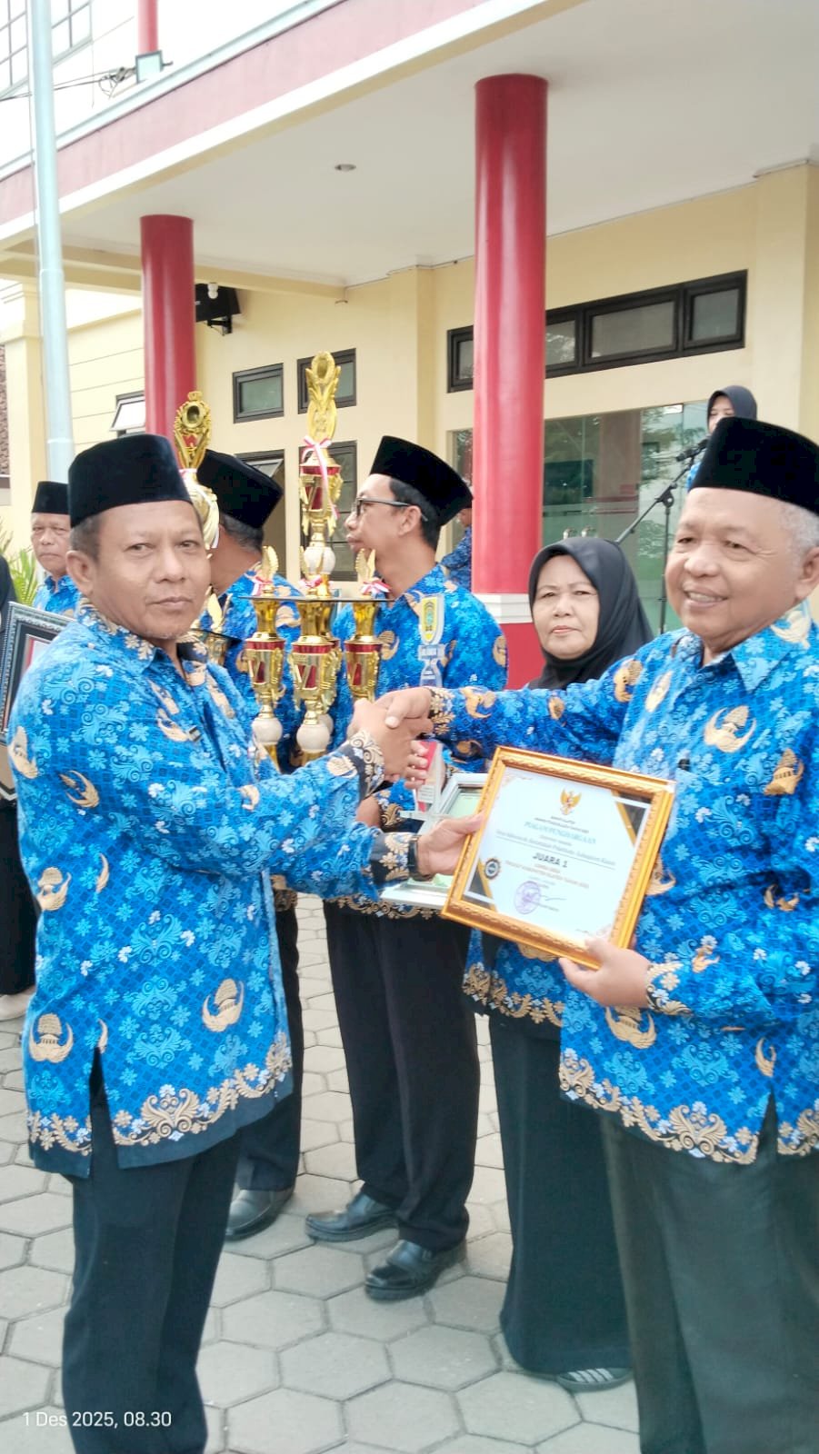 Upacara Peringatan HUT Ke- 54 Tahun KORPRI Tahun 2025 Tingkat Kecamatan Polanharjo dilanjutkan Penyampaian Penghargaan