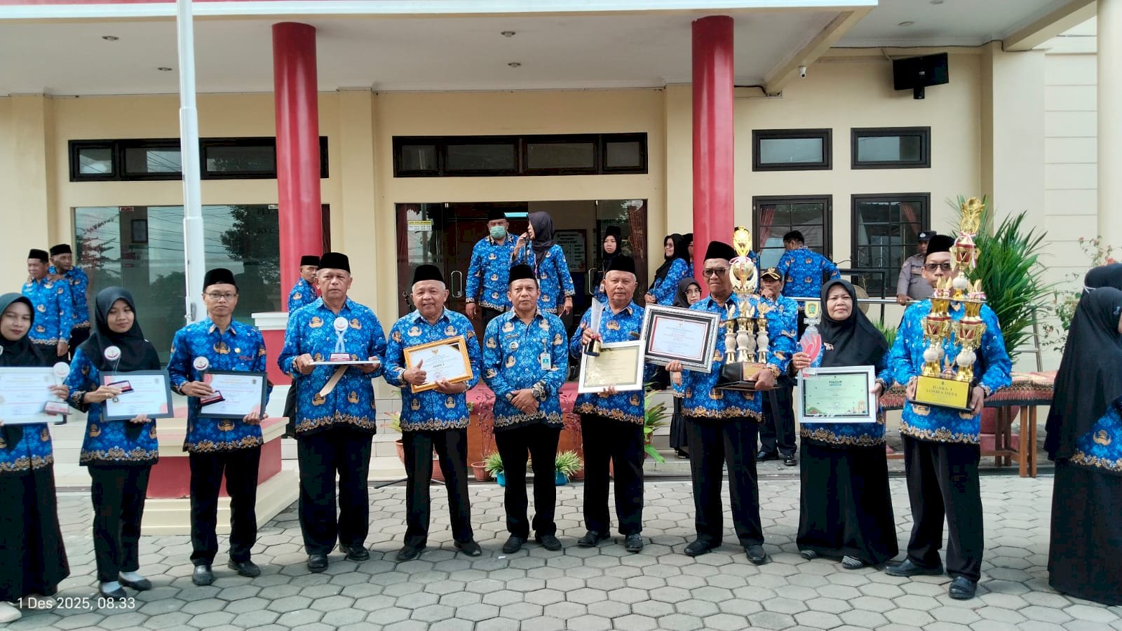 Upacara Peringatan HUT Ke- 54 Tahun KORPRI Tahun 2025 Tingkat Kecamatan Polanharjo dilanjutkan Penyampaian Penghargaan