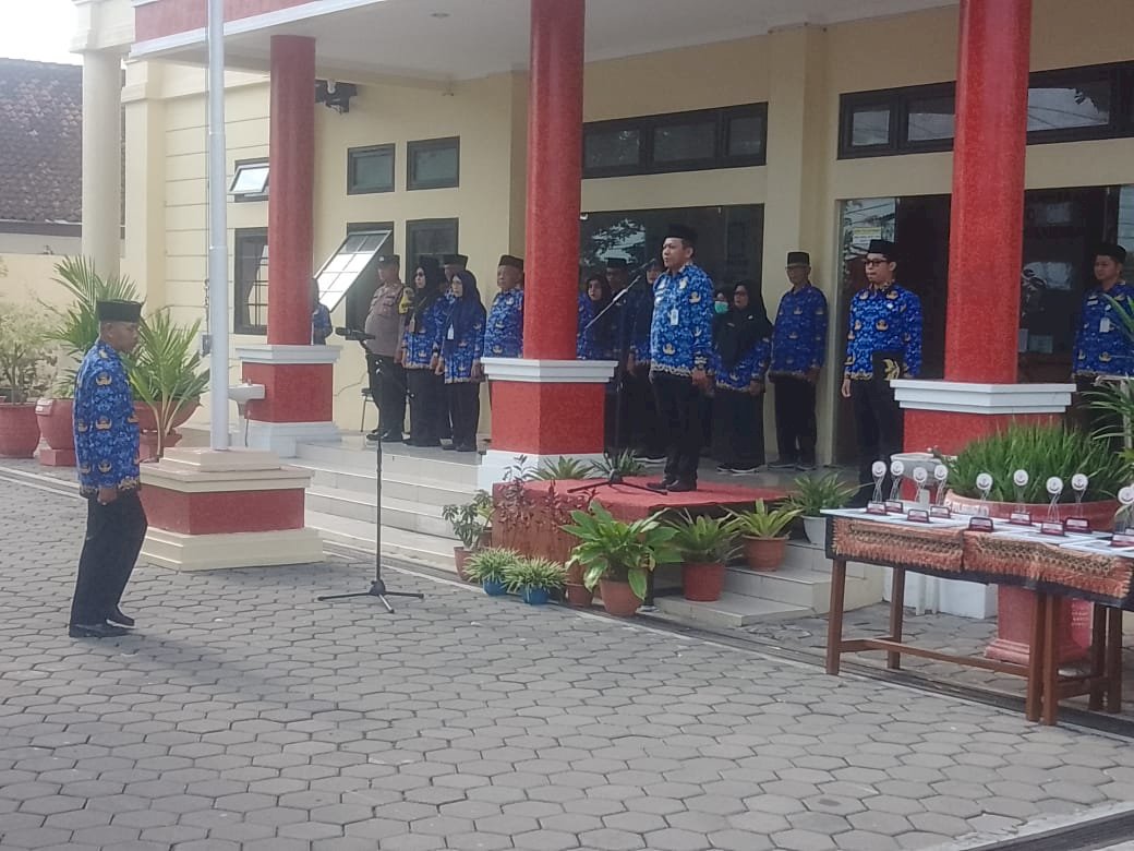 Upacara Peringatan HUT Ke- 54 Tahun KORPRI Tahun 2025 Tingkat Kecamatan Polanharjo dilanjutkan Penyampaian Penghargaan