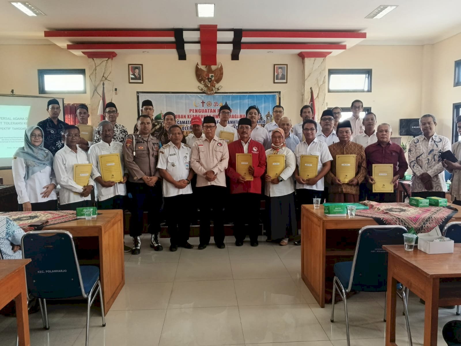 Camat Polanharjo Serahkan SK Pengurus PKUB Kecamatan dan Desa Masa Bakti 3 Tahun (2025-2028)