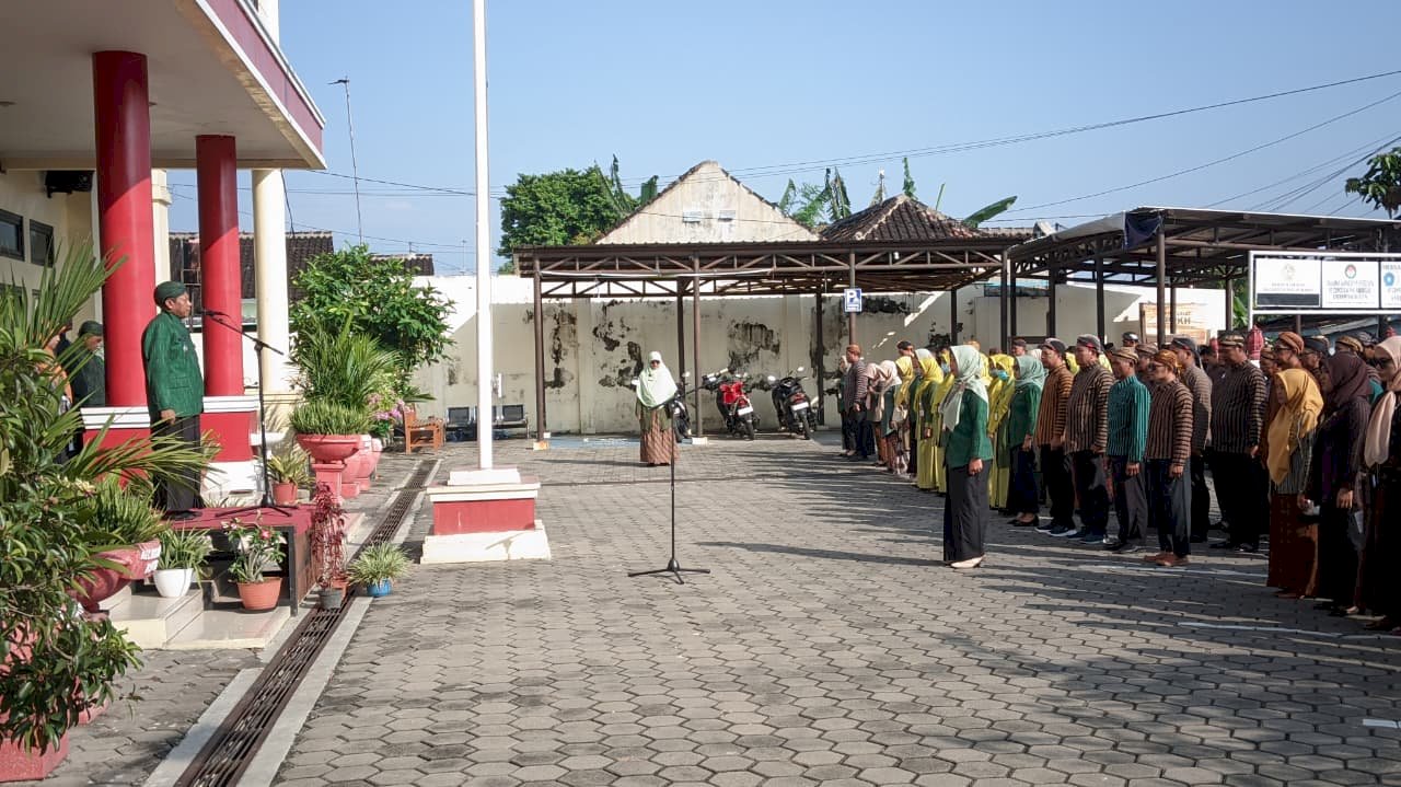 Nuansa Emansipasi di Polanharjo: Karyawati Kecamatan Sukses Jabat Seluruh Petugas Upacara Hari Kartini Tahun 2026