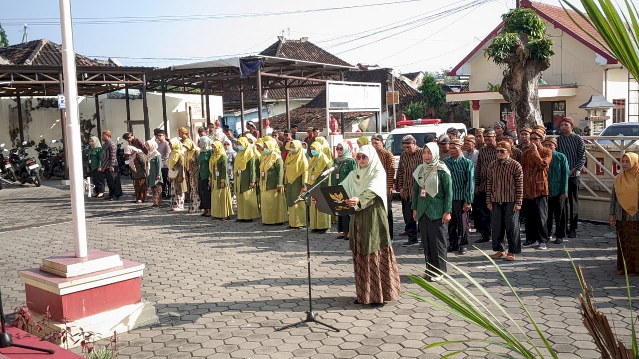 Nuansa Emansipasi di Polanharjo: Karyawati Kecamatan Sukses Jabat Seluruh Petugas Upacara Hari Kartini Tahun 2026