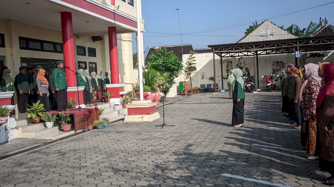Nuansa Emansipasi di Polanharjo: Karyawati Kecamatan Sukses Jabat Seluruh Petugas Upacara Hari Kartini Tahun 2026
