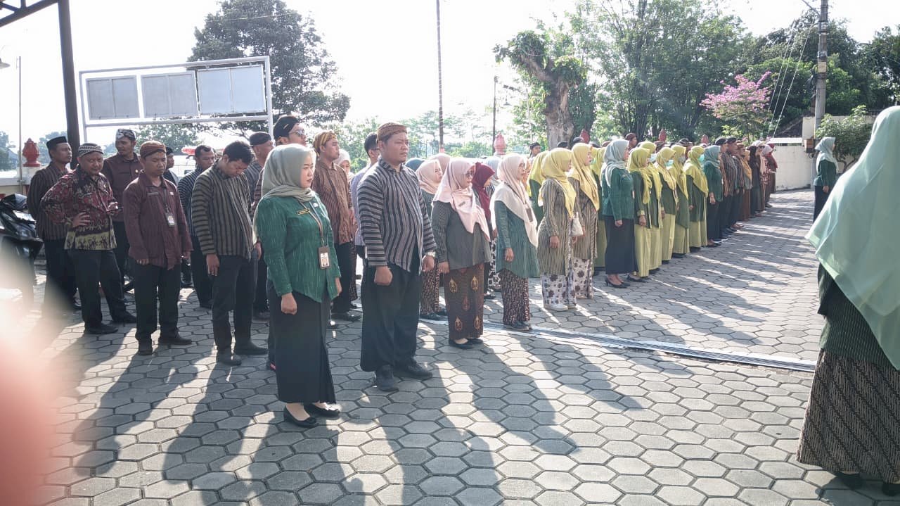 Nuansa Emansipasi di Polanharjo: Karyawati Kecamatan Sukses Jabat Seluruh Petugas Upacara Hari Kartini Tahun 2026