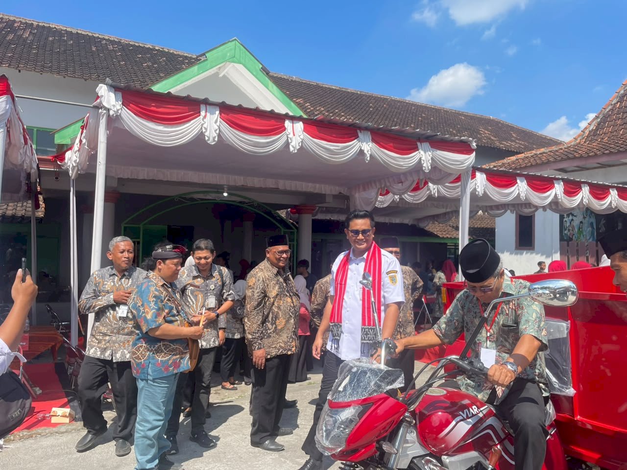Sambung Rasa di Desa Karanglo, Bupati Klaten Serap Aspirasi dan Serahkan Bantuan