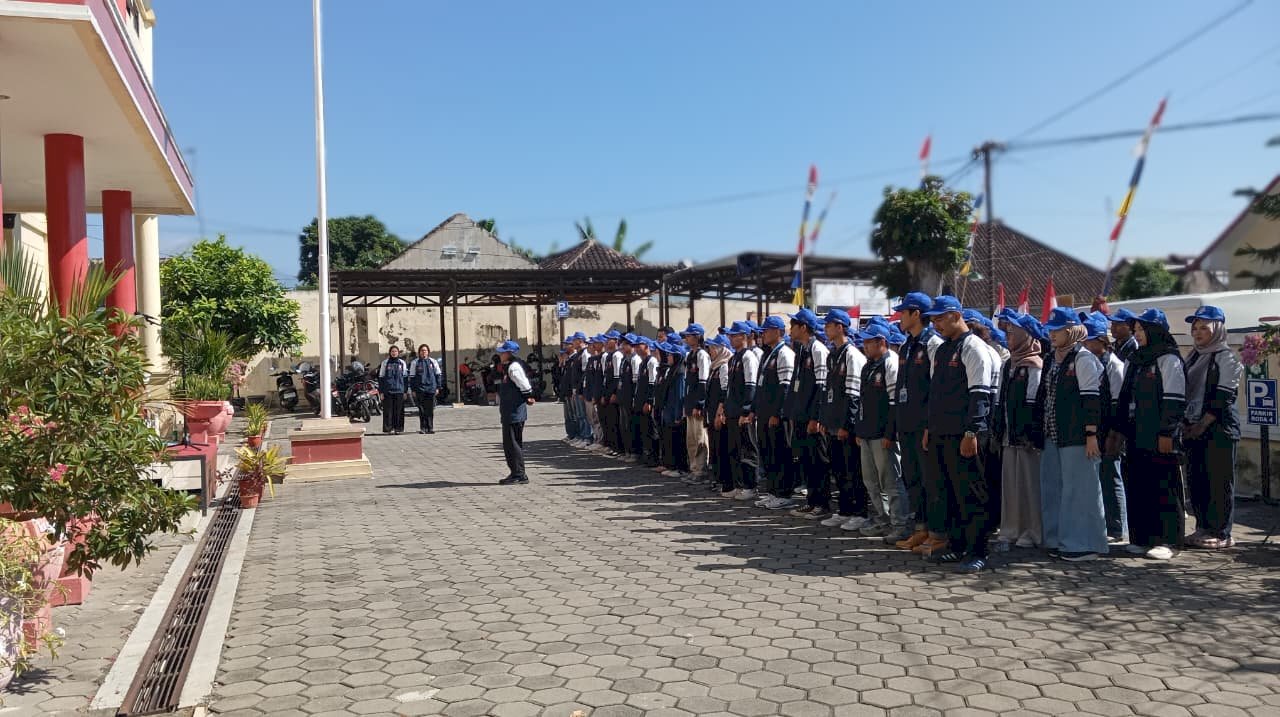 Camat Polanharjo Pimpin Apel Penerimaan 130 Mahasiswa KKN Tim II UNDIP 2025/2026