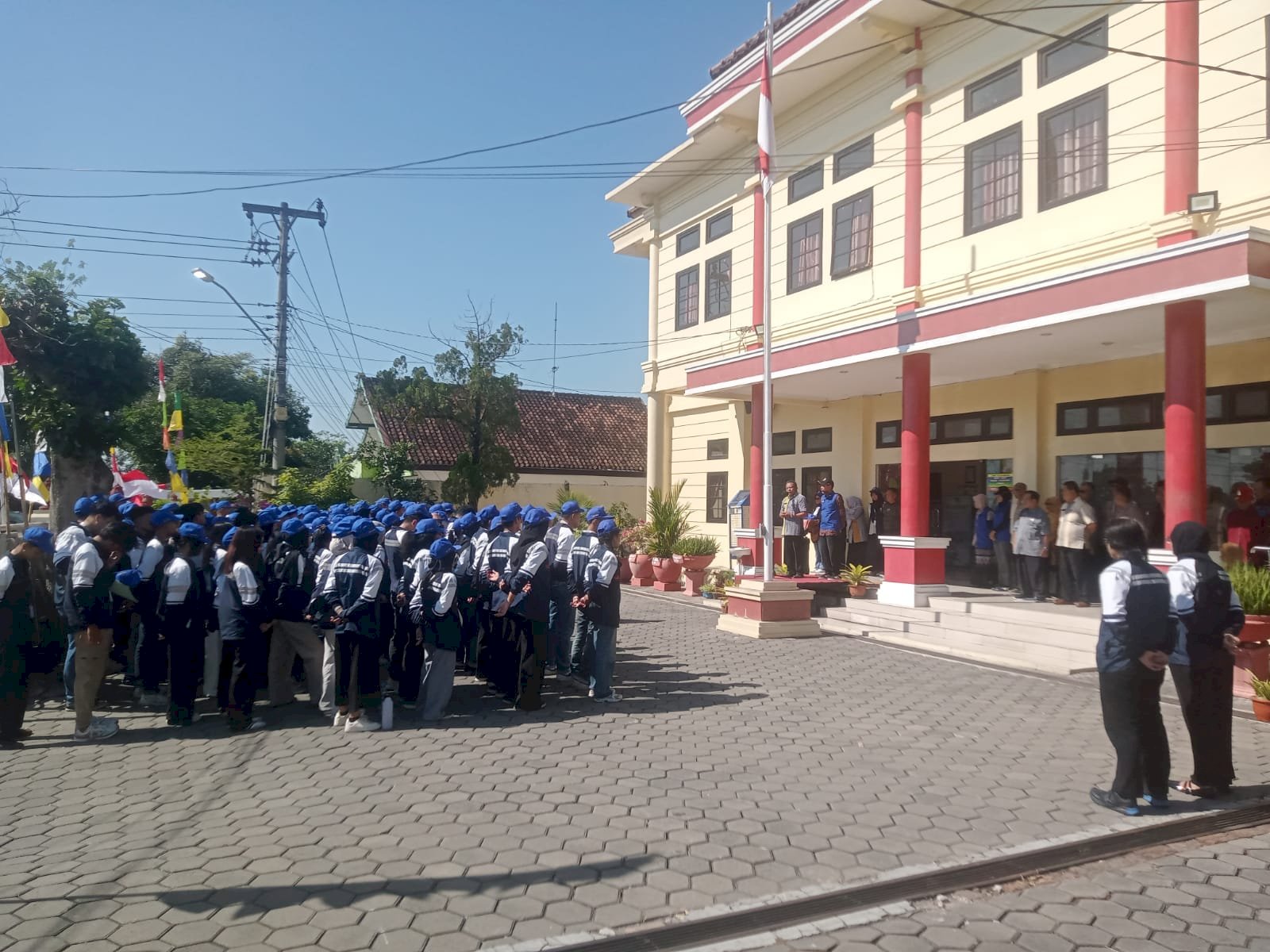 Camat Polanharjo Pimpin Apel Penerimaan 130 Mahasiswa KKN Tim II UNDIP 2025/2026