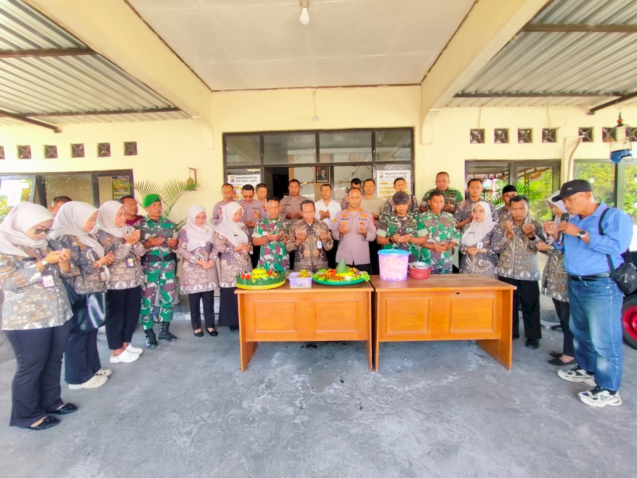 Perkokoh Sinergitas, Camat dan Danramil Polanharjo Beri Kejutan HUT Bhayangkara ke-80 di Mapolsek Polanharjo