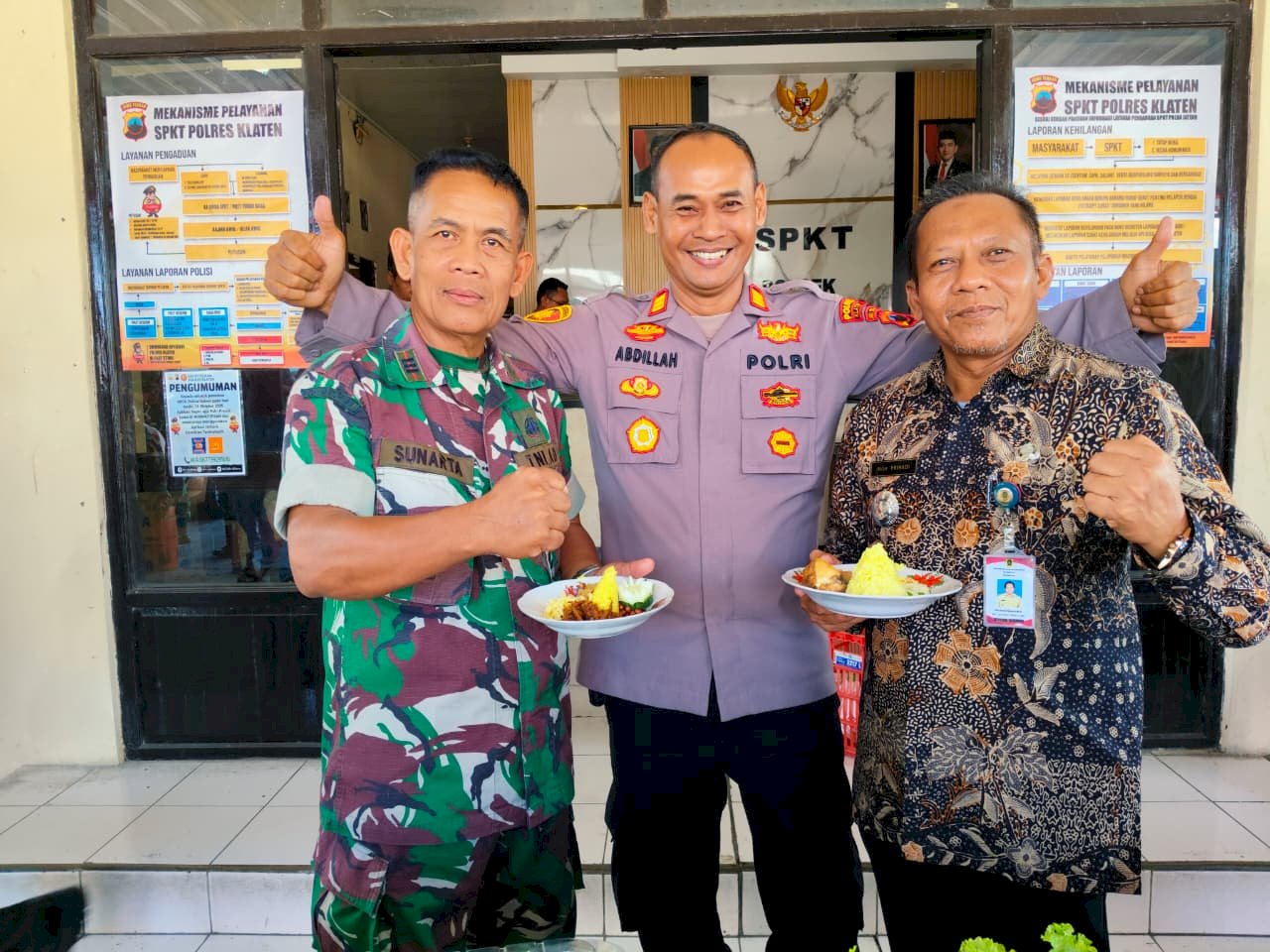 Perkokoh Sinergitas, Camat dan Danramil Polanharjo Beri Kejutan HUT Bhayangkara ke-80 di Mapolsek Polanharjo