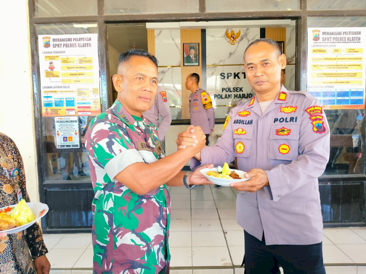 Perkokoh Sinergitas, Camat dan Danramil Polanharjo Beri Kejutan HUT Bhayangkara ke-80 di Mapolsek Polanharjo