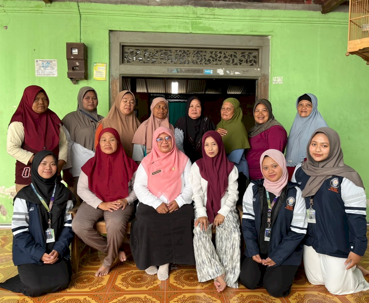 Dorong Graduasi Mandiri, KKN Undip Edukasi NIB ke Penerima PKH Keprabon