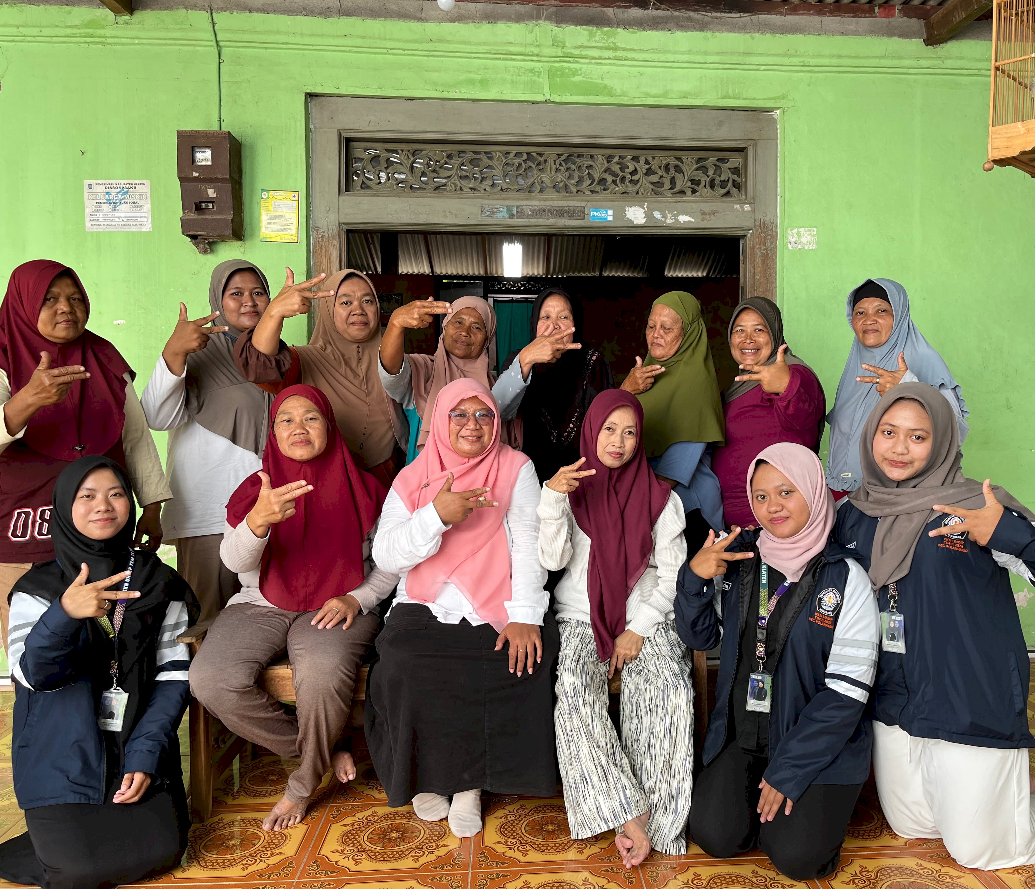 Dorong Graduasi Mandiri, KKN Undip Edukasi NIB ke Penerima PKH Keprabon