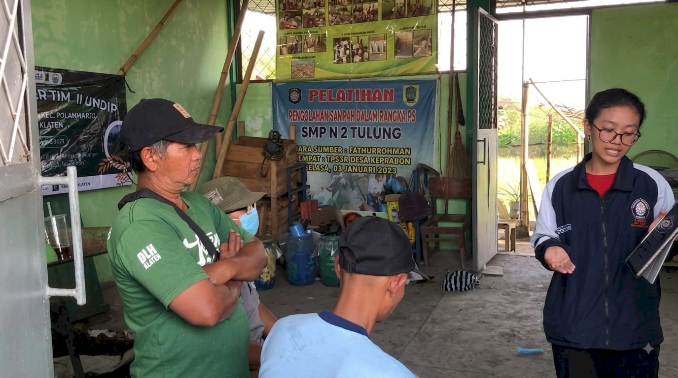 Kolaborasi Inovatif KKN-R Tim II Undip Desa Keprabon Hadirkan Smart Composter & Ubah Sampah Jadi Berkah Lewat Kemas Ulang Informasi